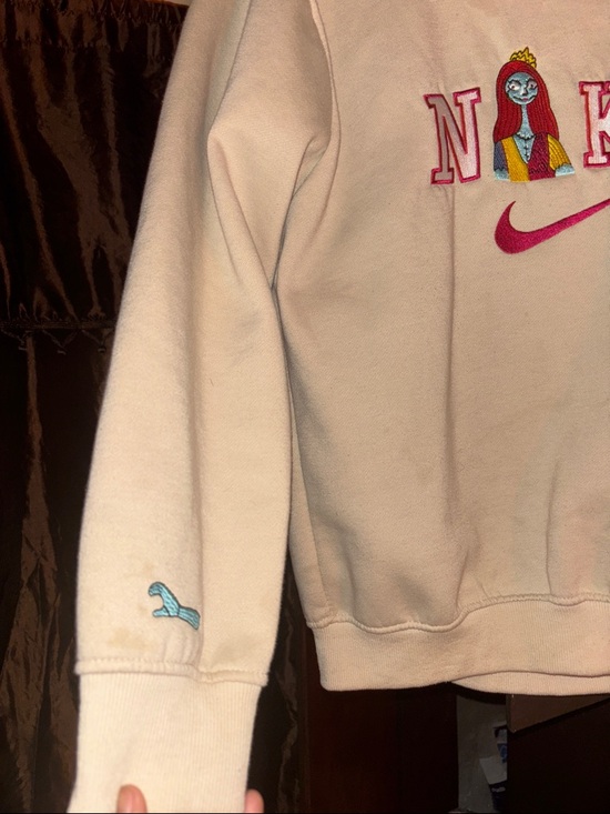Nike Cream Crewneck Sweatshirt with Colorful Embroidered Logo - Picture 3 of 3
